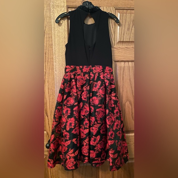 Red Floral midi length Evening gown - Picture 2 of 3